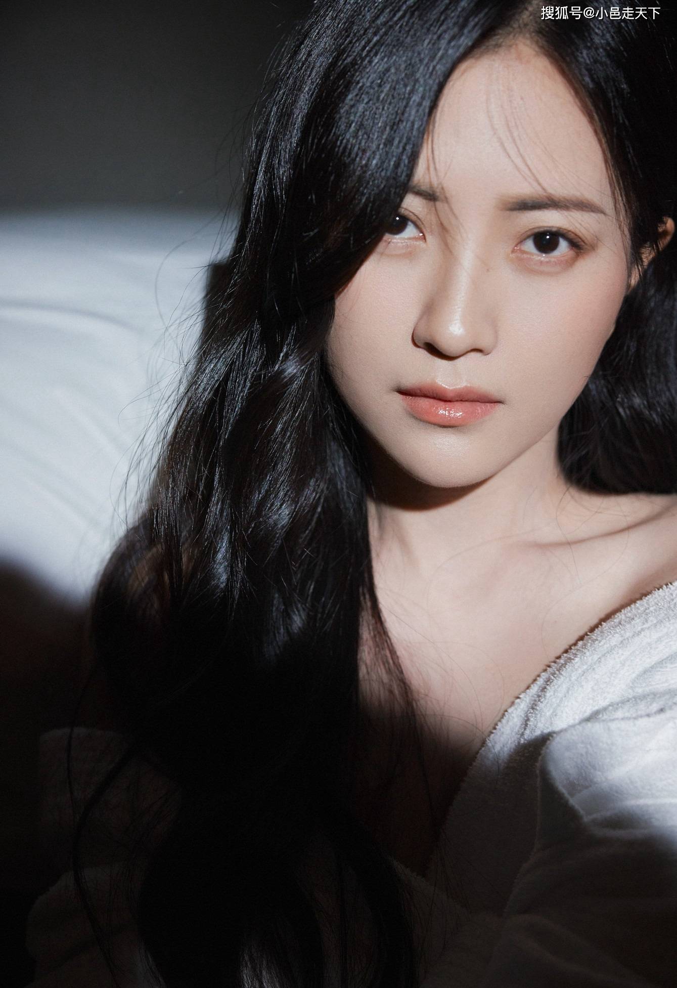 包文婧披肩散发香肩性感写真