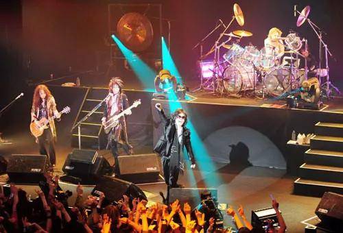 美学极具视觉冲击力的日式爆裂美学，肆意而浪漫