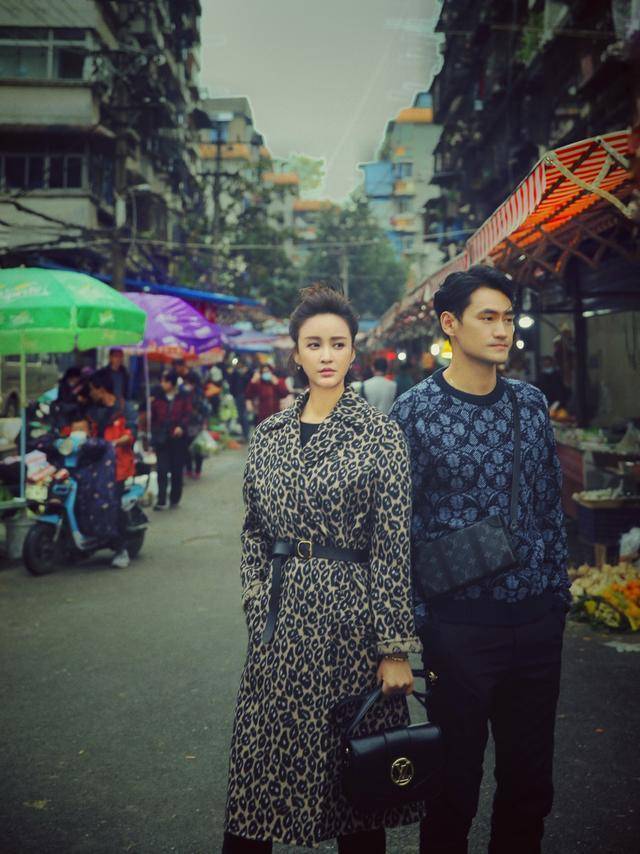 张歆艺 张歆艺彻底瘦回巅峰状态!卫衣搭T恤秀出纤细身材,与袁弘好恩爱