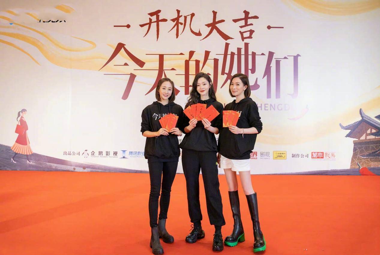 卫衣 佘诗曼新戏开机学聪明，穿卫衣配短裤秀身材，穿绿色厚底靴更夸张