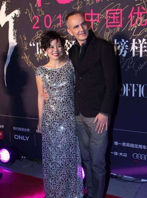 老公 龚琳娜与国外老公亮相，她的眼妆很有特色，46岁了还活得像少女