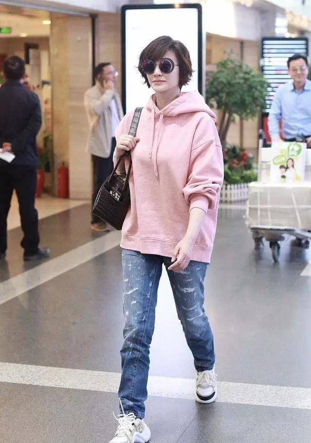 白又美 白T恤搭配休闲裤,再普通不过的打扮,李小冉却穿得很高级!