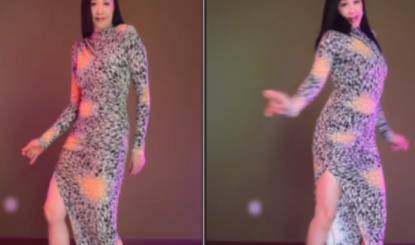 网友 51岁钟丽缇和老公机场被拍！穿粉色裤子造型夸张，亲密靠老公肩上