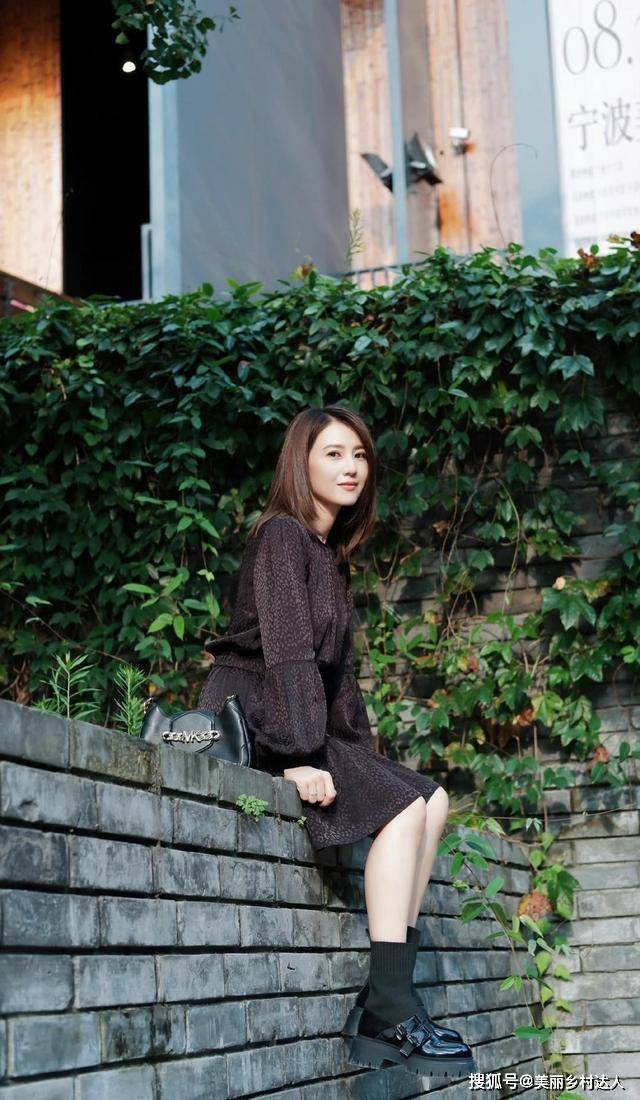 视觉 女神高圆圆短裙配短靴，青春又减龄，理解了男粉的“夺妻之恨”