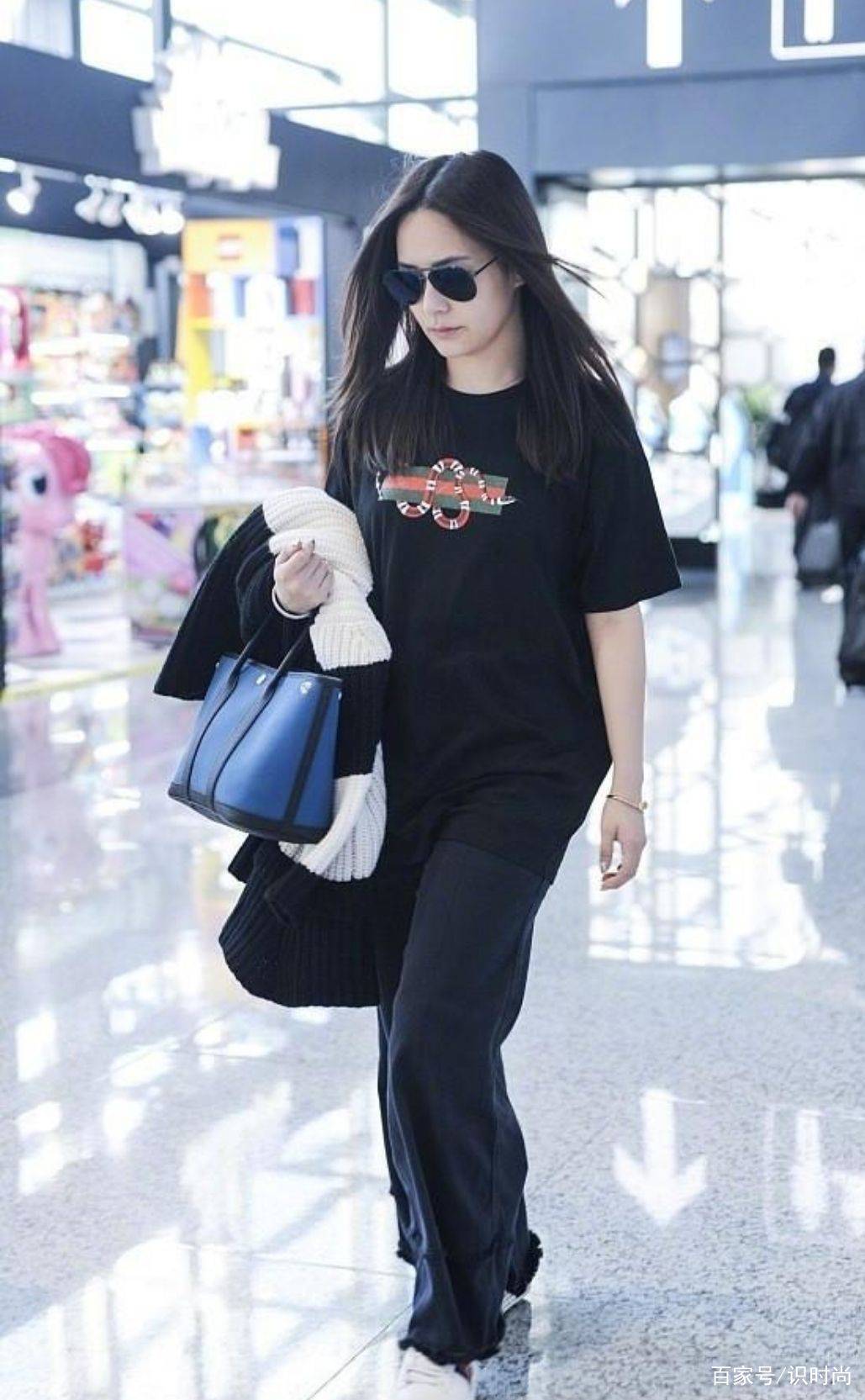 黑色 Twins同框现身机场,两人身材不在同一级别,阿娇要穿宽松装遮肉
