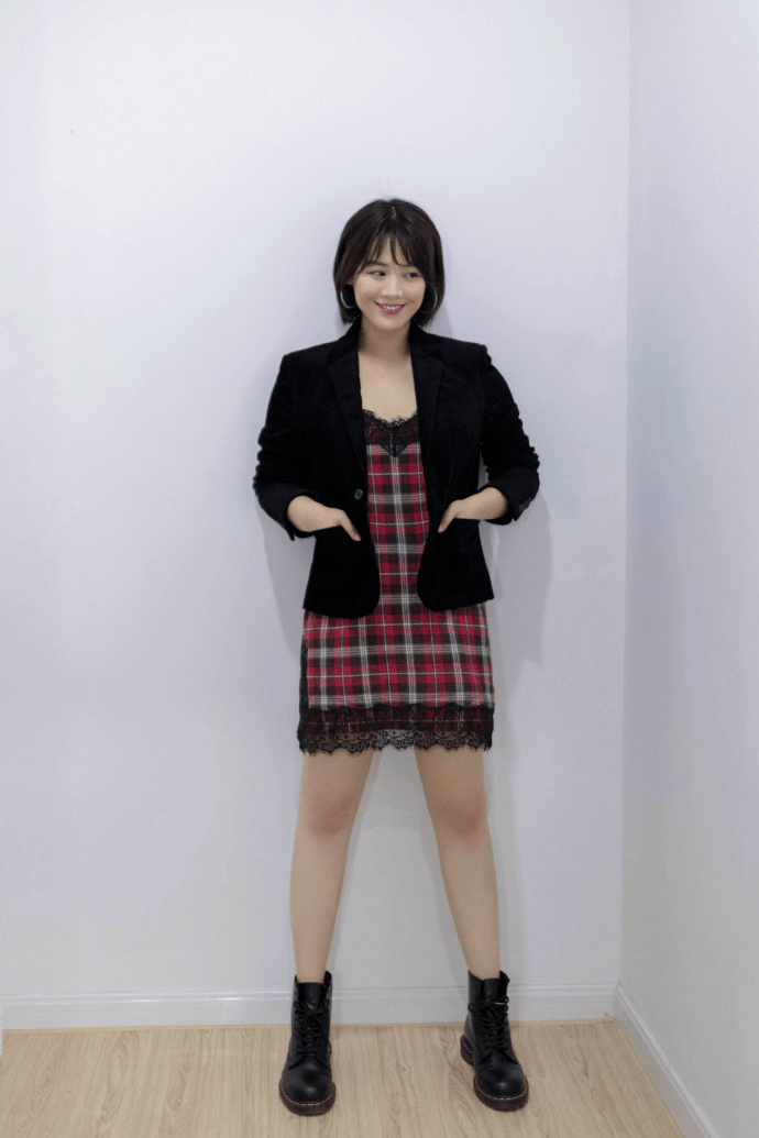 黑色 马思纯瘦下来更有“少女感”，穿白毛衣配短裙，甜美温柔又减龄