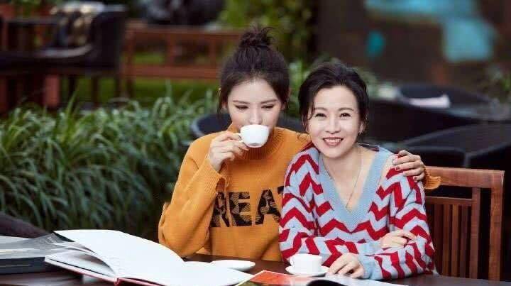 外因肌肤老化，女性怎样才能“冻结年龄”？医生：内服和外调一样重要，贵在坚持