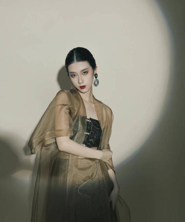 整体 汉服也可以看起来像“高定”，这样的汉服谁看了不喜欢呢？