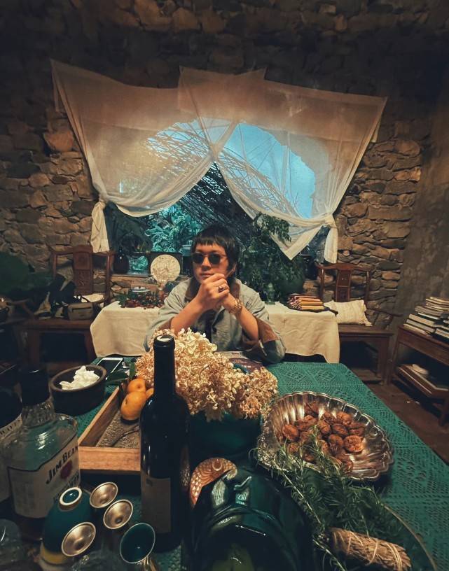 张哲轩马思纯张哲轩挽手逛街，马思纯小腿肿胀肚子微微隆起两人感情真好