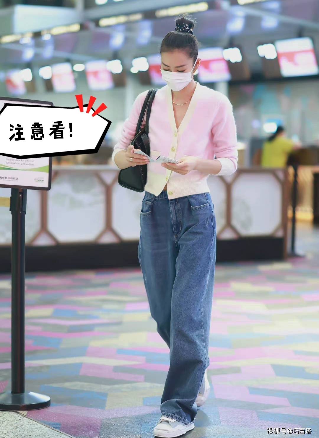 工装裤 刘雯运动背心+工装裤走机场,风格又野又性感,小蛮腰抓人眼球!