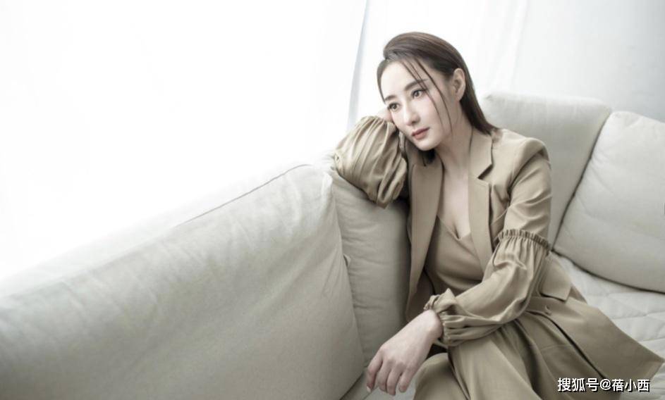 美眉 陈德容太会“扮嫩”，穿玫红色西装配芭比粉长靴出镜，说她47谁信