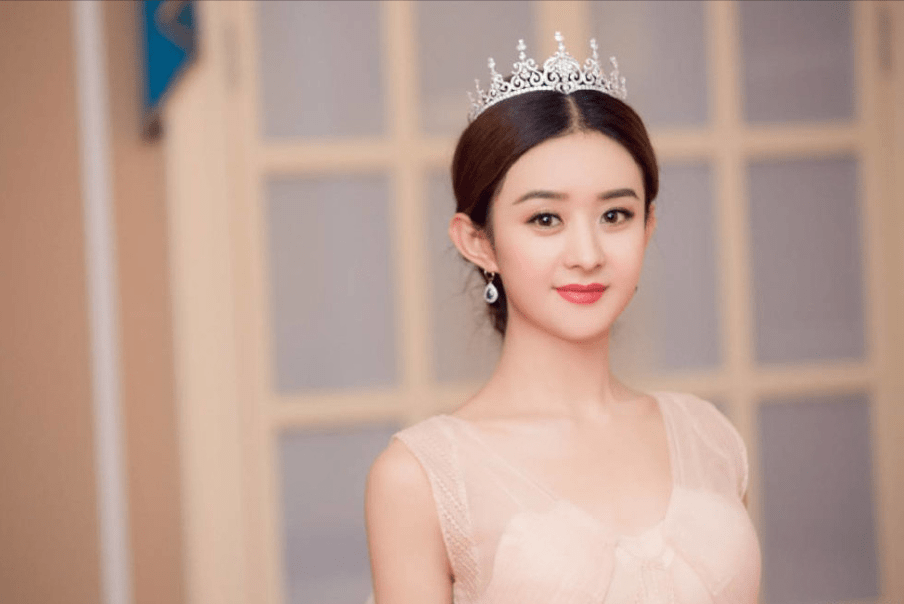 女神 赵丽颖穿搭时尚出街,曾被人嘲笑时尚资源差,曾被质疑模仿杨幂