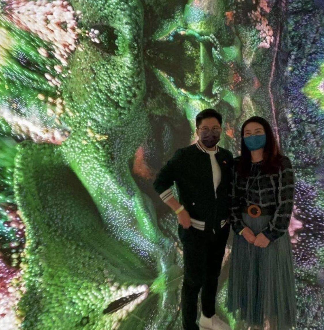 感觉郭晶晶三代合影，妈妈白发苍苍难掩容颜衰老，她也没化妆不装！