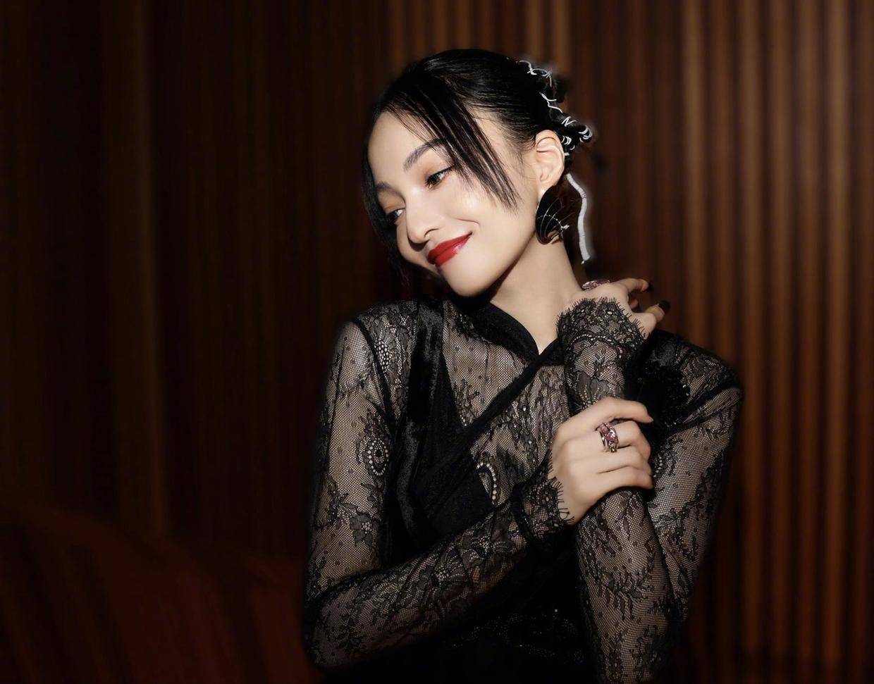 整体 张韶涵这裙子不错，“蕾丝+丝绒”，158cm身高穿出176气场