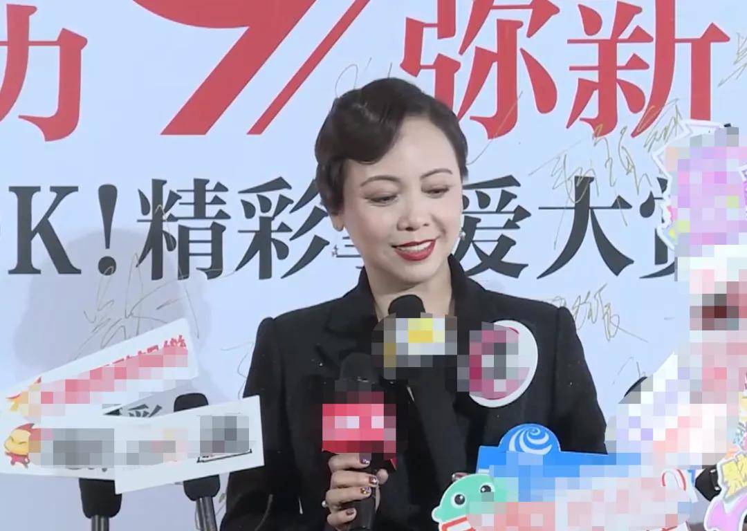 黄圣依 精彩之夜女星比美：邓萃雯宛若霸总，黄圣依颖儿高开衩长裙秀长腿