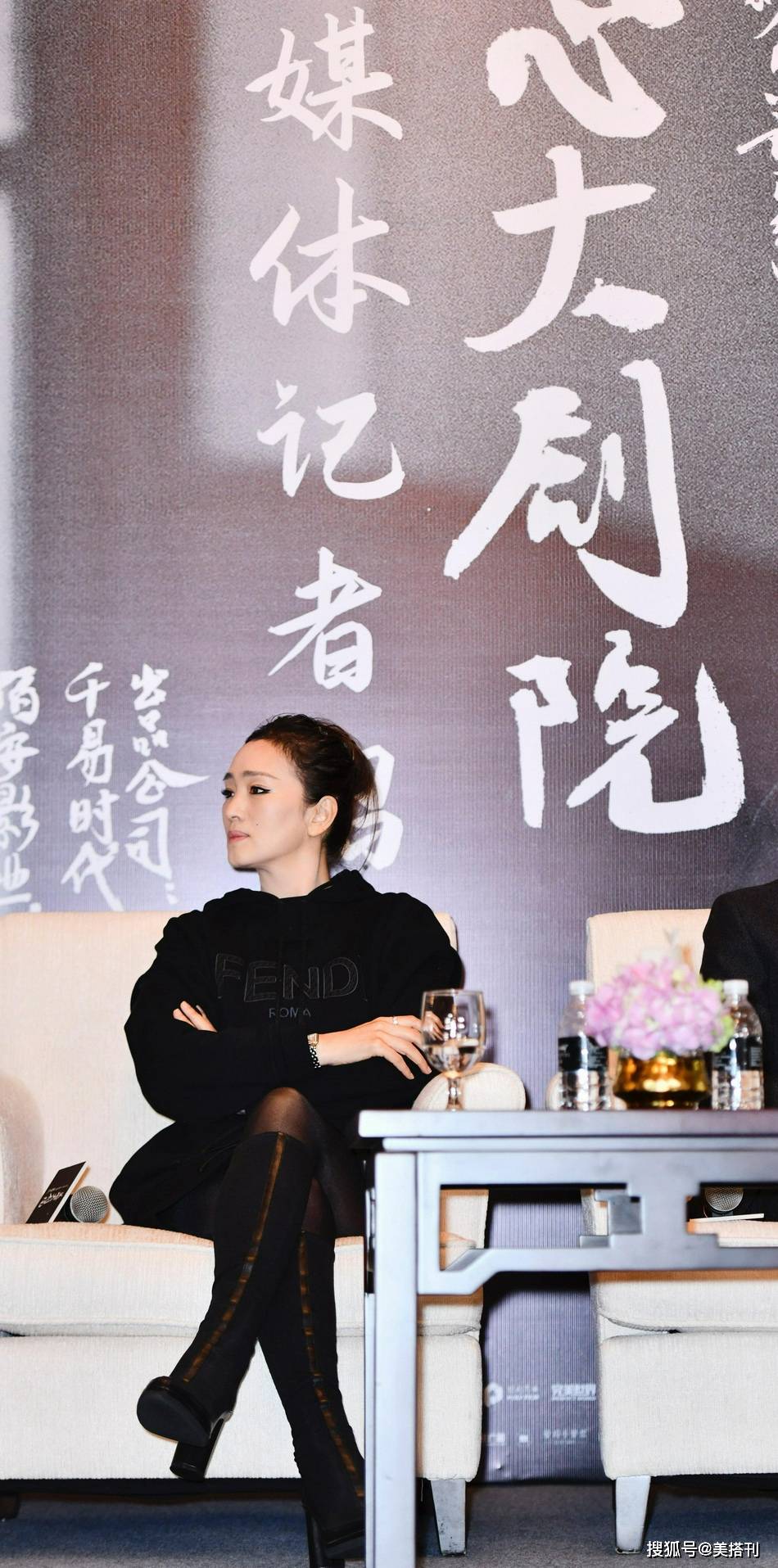 全黑 巩俐真敢穿!55岁卫衣配黑丝高筒靴,这造型一般人穿土气又媚俗