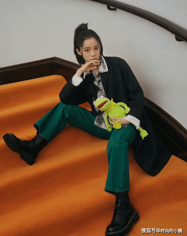 长度 欧阳娜娜长大还挺明显的，上身有点壮实，感觉胯骨轴也挺大的