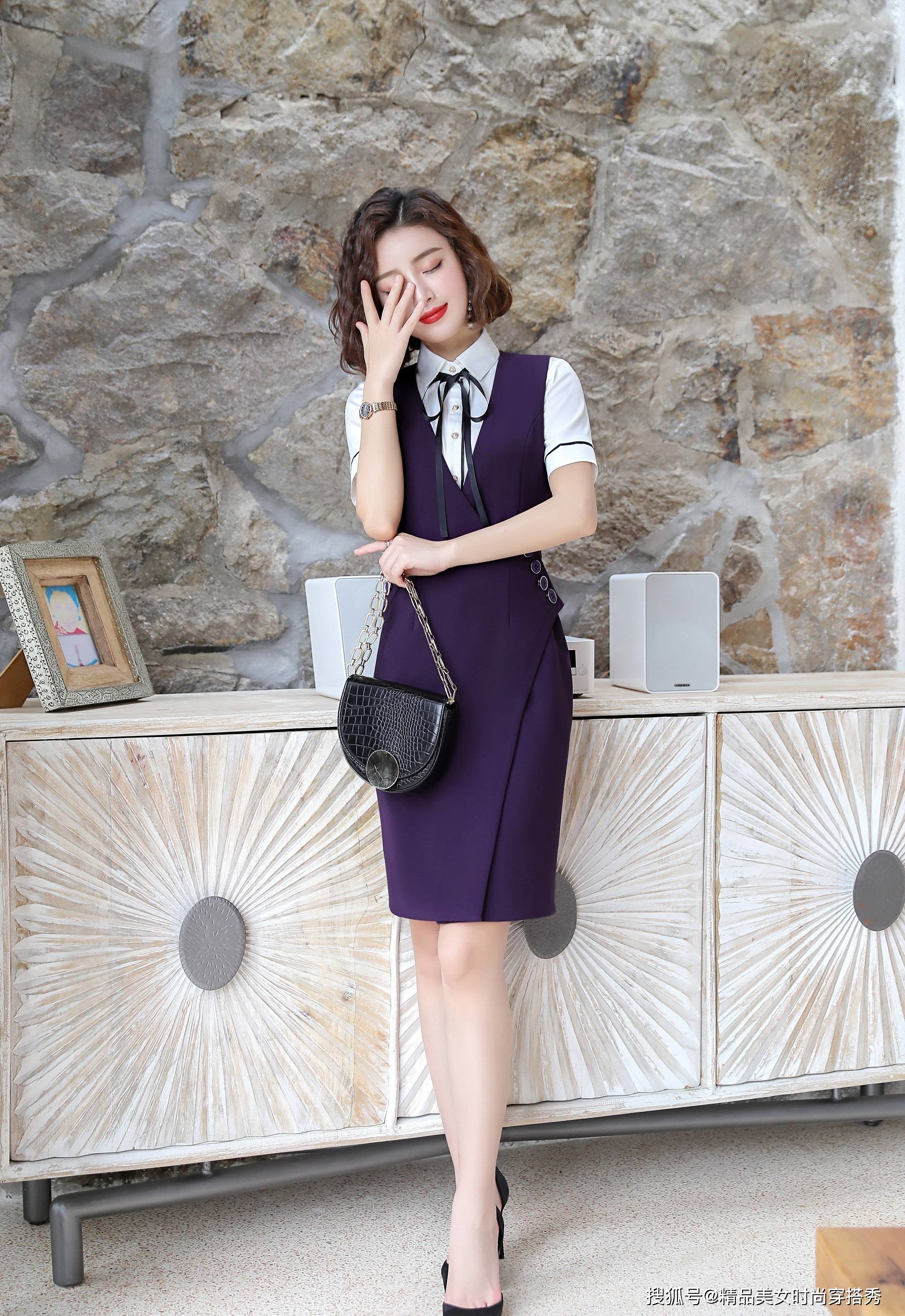 高跟鞋 白色的衬衫外搭紫色的马甲裙,脚上一双黑色的高跟鞋,优雅又时尚