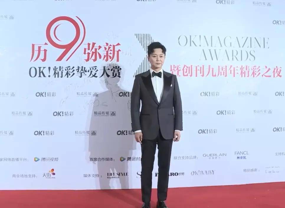 黄圣依 精彩之夜女星比美:邓萃雯宛若霸总,黄圣依颖儿高开衩长裙秀长腿