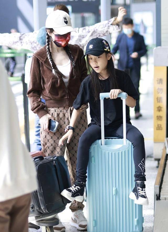 卫衣 李小璐和女儿同框，卫衣外套配印花裤，穿得清新显出少女气质