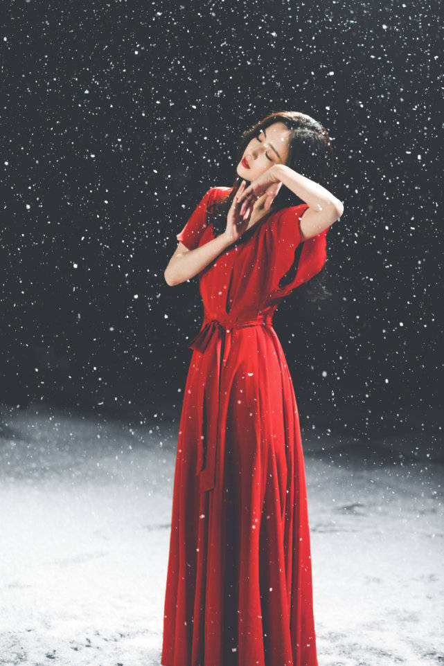 赵丽颖 佟丽娅离婚后惊艳绽放！穿中国红裙出演MV比赵丽颖绝美，跳舞美到爆