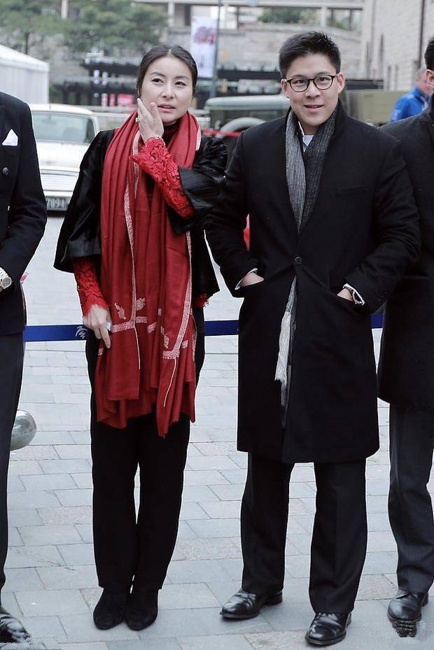 感觉郭晶晶三代合影，妈妈白发苍苍难掩容颜衰老，她也没化妆不装！