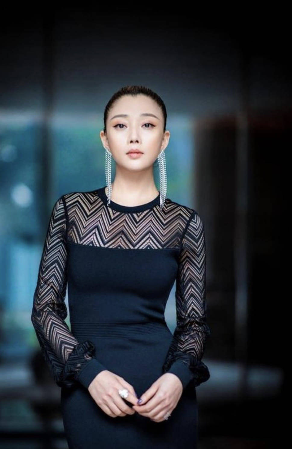 曲线美 真不敢相信殷桃才92斤，穿旗袍大秀曲线美，撩发的瞬间也太迷人了