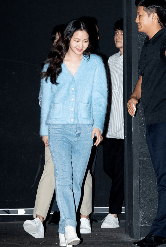 标准 金高银不是标准“韩美人”,但穿衣气质挺特别,针织衫穿出高级美