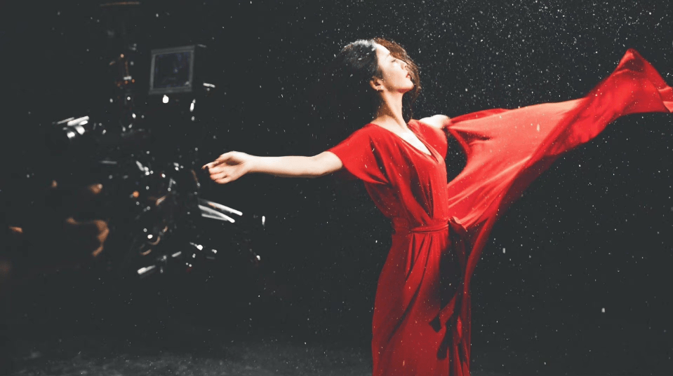 佟丽娅 张杰新歌MV中，佟丽娅穿红裙的样子太“惊艳”了，每一帧都好心动