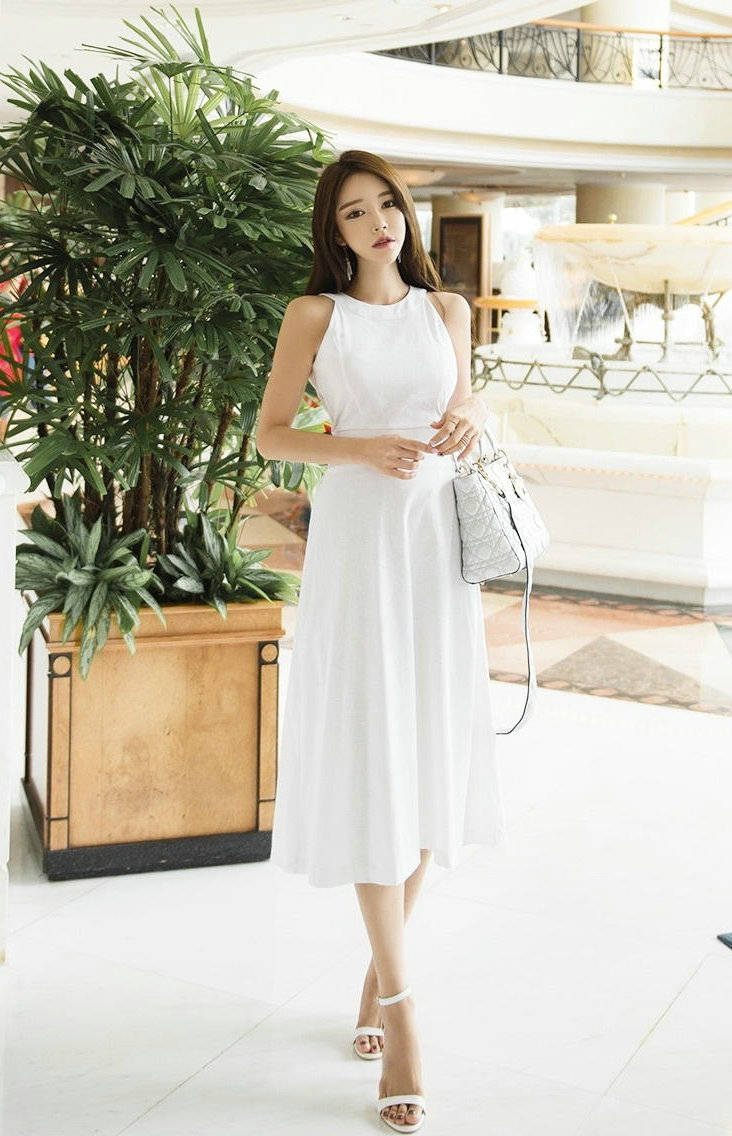 小孩子 衬衫搭配的黑色半身裙,简约利落的设计,轻松展现女性的曲线美