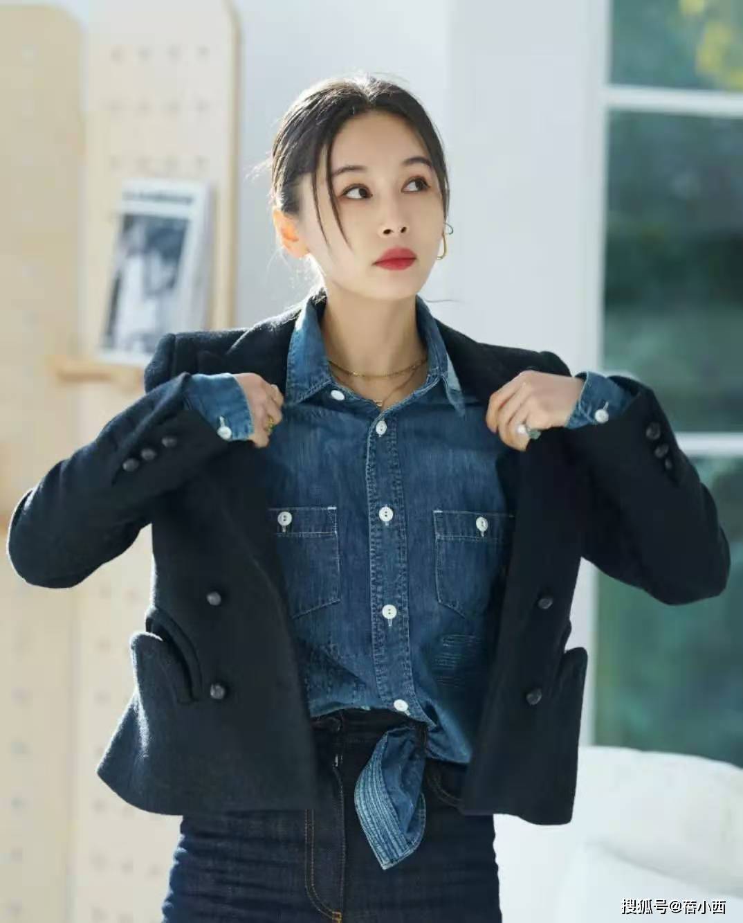 黑色 王子文化身为大女人,穿透明上衣配印花半裙,性感撩人又不失气场