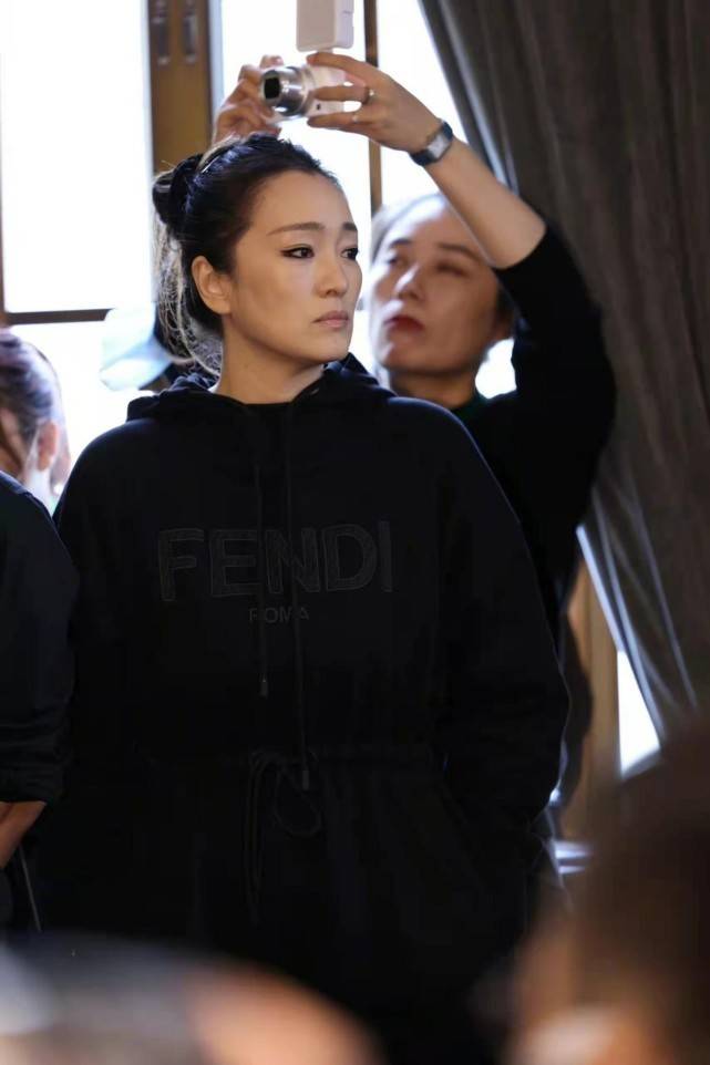 活动巩俐终于换口红了！穿5千多卫衣气场全开，笑出21颗牙不怕毁形象