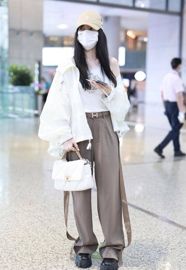 卫衣 李小璐和女儿同框，卫衣外套配印花裤，穿得清新显出少女气质