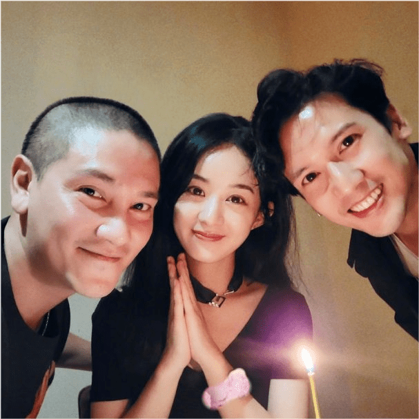 黑色 赵丽颖离婚后首个生日超低调！穿黑T被异性好友宠成公主，气质开挂