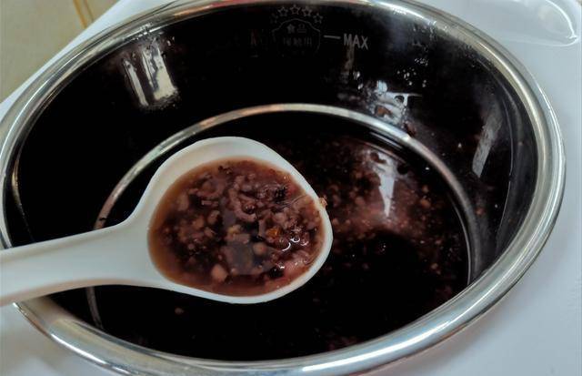 杂粮|1张大饼吃到撑，老两口的营养早餐走红，网友：1顿吃掉20种食材