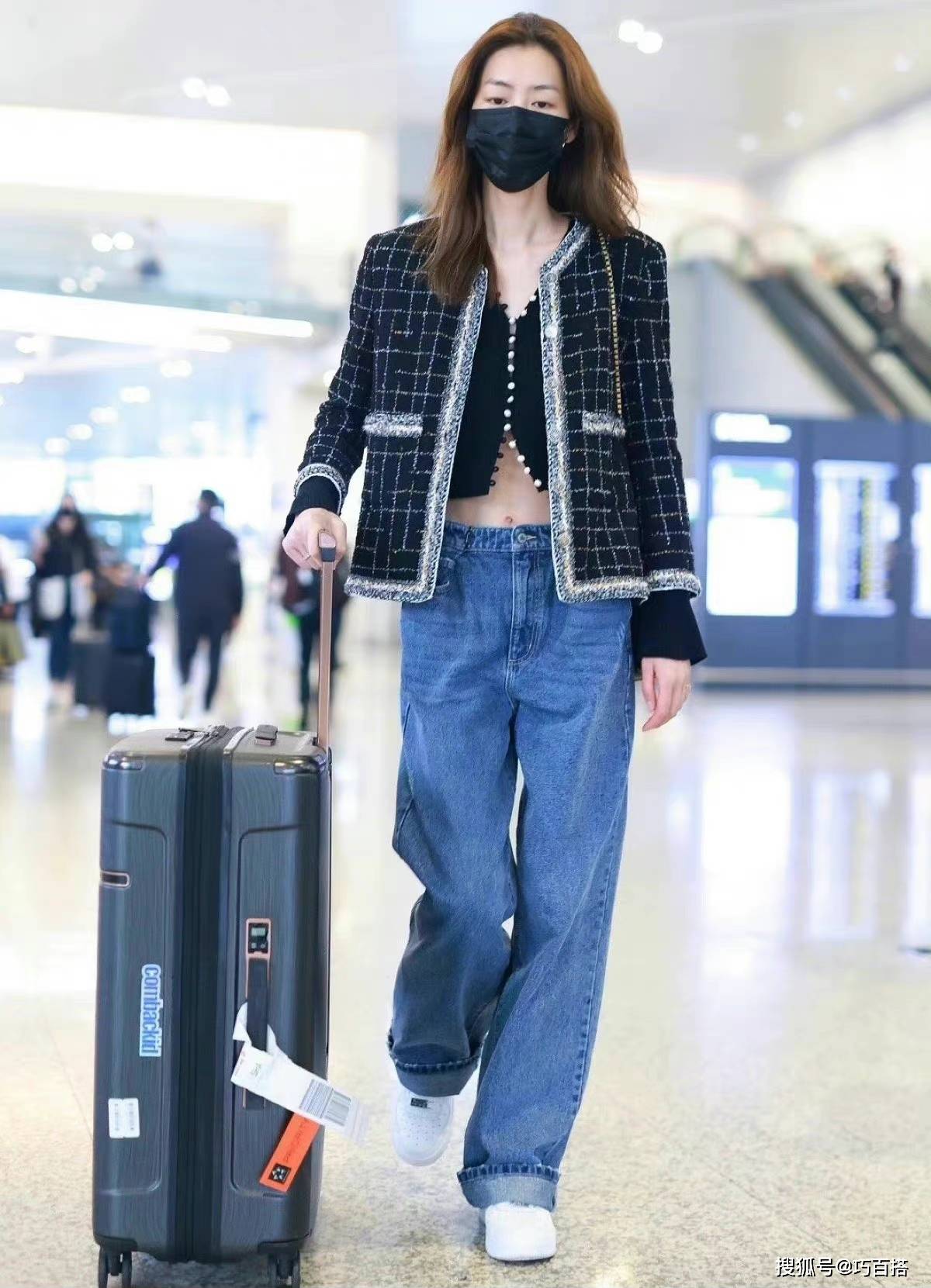 工装裤 刘雯运动背心+工装裤走机场,风格又野又性感,小蛮腰抓人眼球!