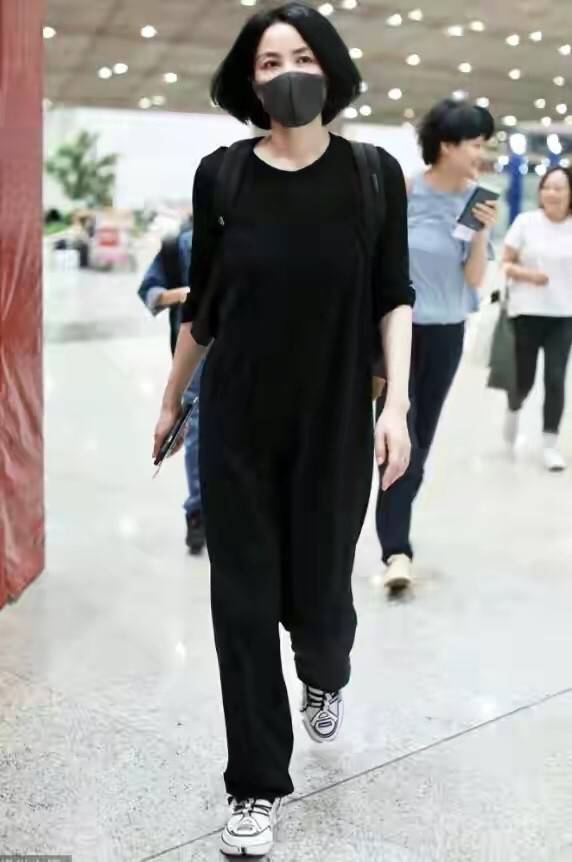 工装裤 52岁王菲从不赶时髦，穿马甲配工装裤，简单随性却难掩高级气质