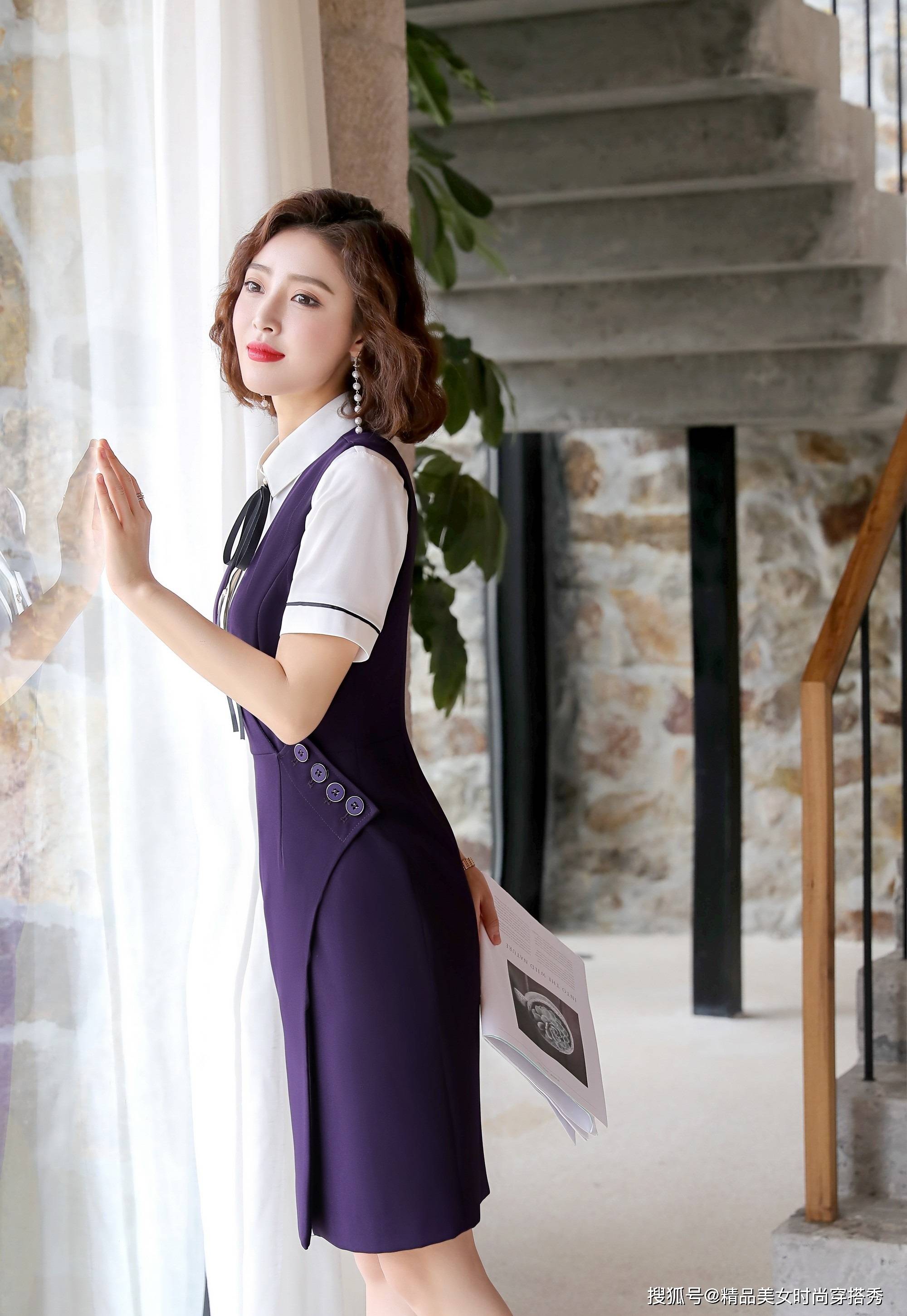 高跟鞋 白色的衬衫外搭紫色的马甲裙,脚上一双黑色的高跟鞋,优雅又时尚