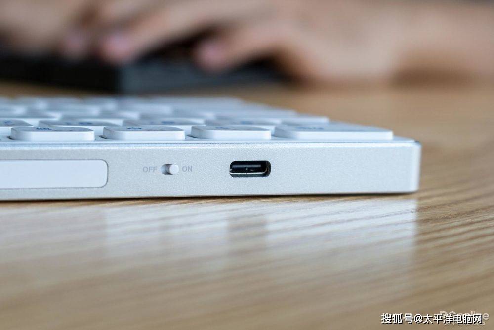 便携手感完美结合，78键位雷柏E9050G无线刀锋键盘评测