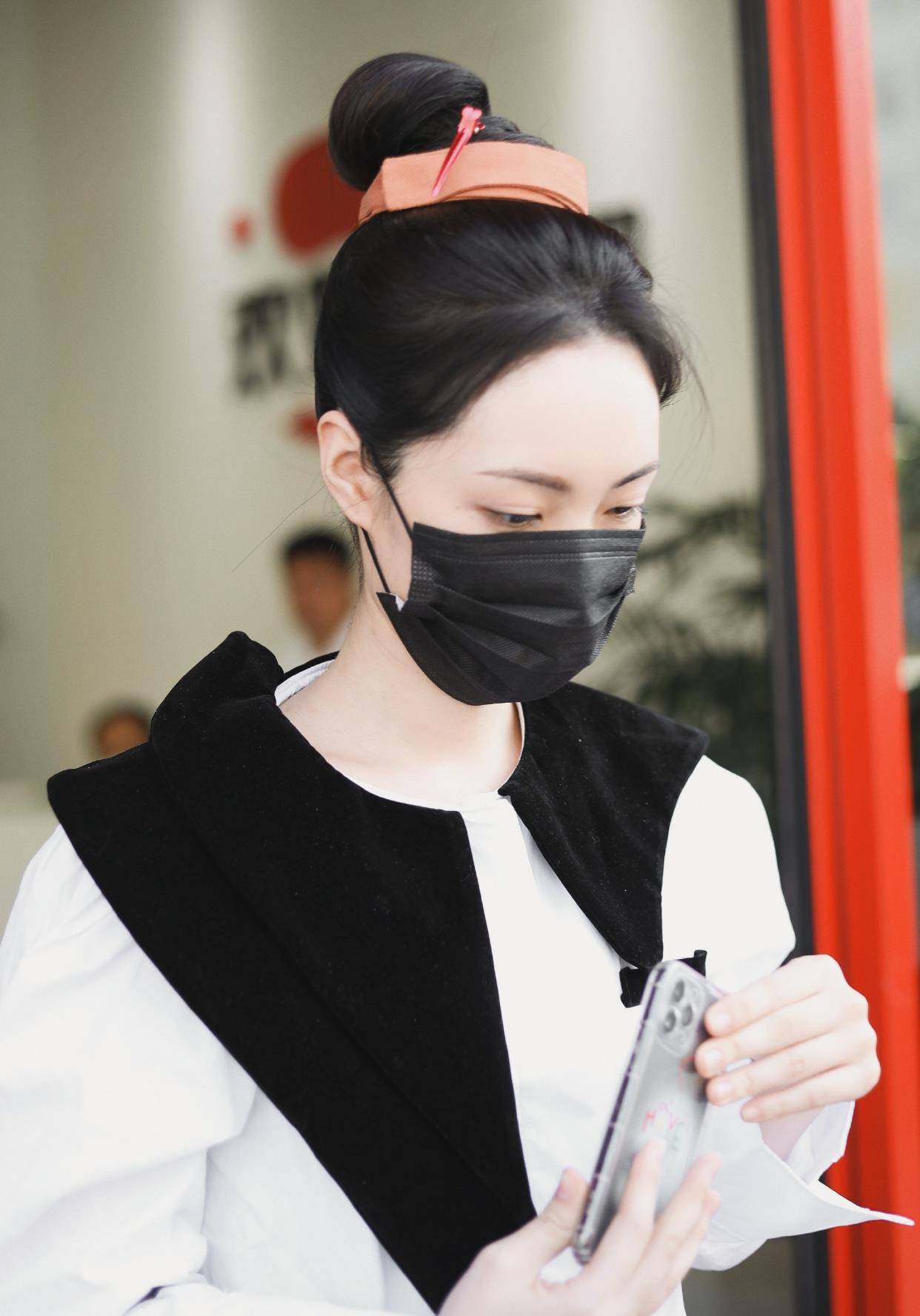 和丝芭的合约解决了事业停滞5年后赵嘉敏合作于正演了两部戏