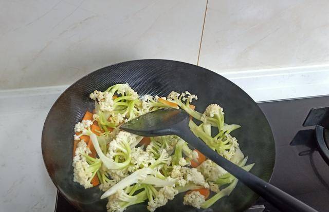 电饭煲|午餐4个菜发朋友圈，都夸太丰盛，尤其第1个，网友大赞：这招绝了