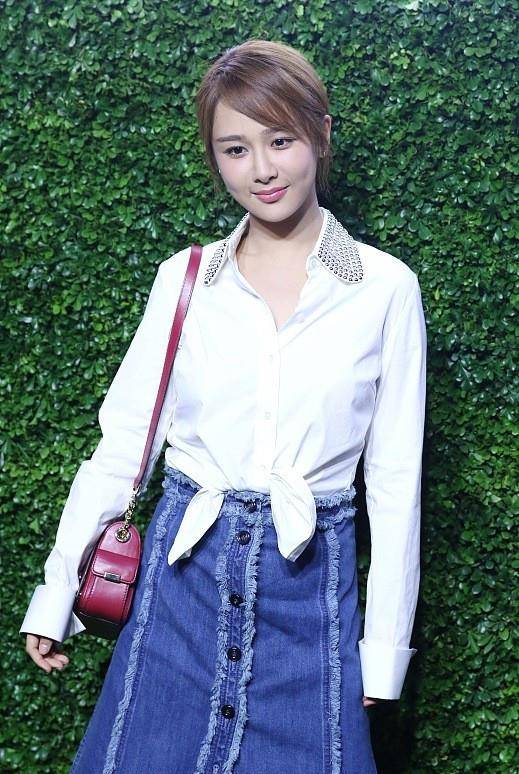 显得 杨紫和朴信惠同穿V领服装，哑光底妆对韩式水光肌，区别好大
