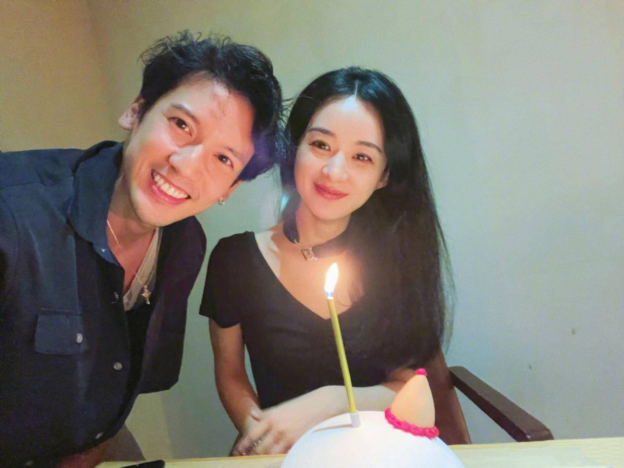 脖颈 赵丽颖庆生男闺蜜作陪，穿T恤戴脖颈带脸瘦一圈，单身女王不愁追