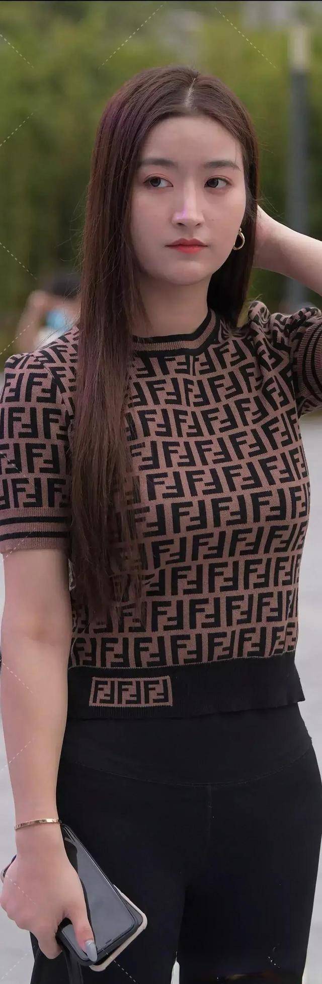 显得 清新别致的鲨鱼裤轻松穿出青春活力,体现完美状态,简单搭配