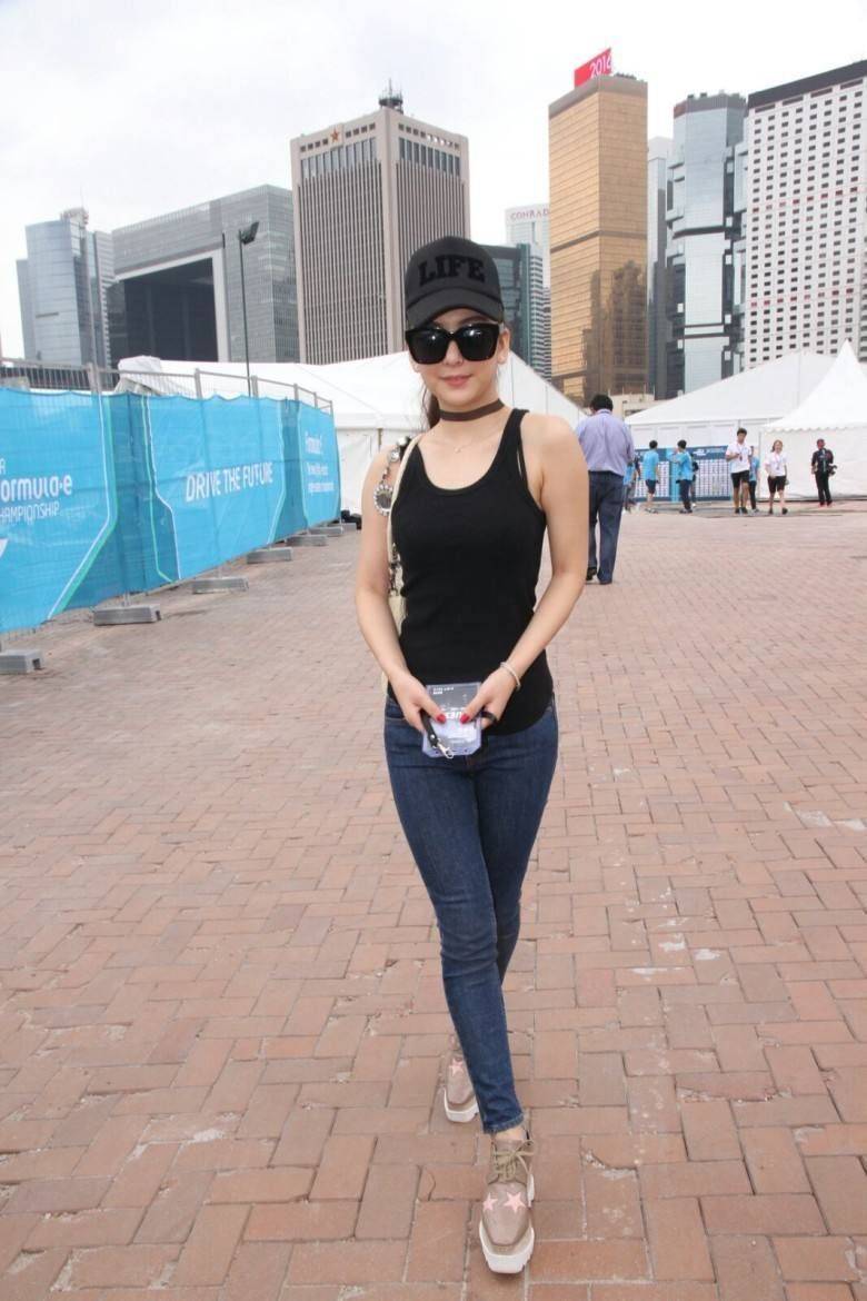 显得网友偶遇方媛合影，还以为素人比她漂亮，看正面脸都变形了！