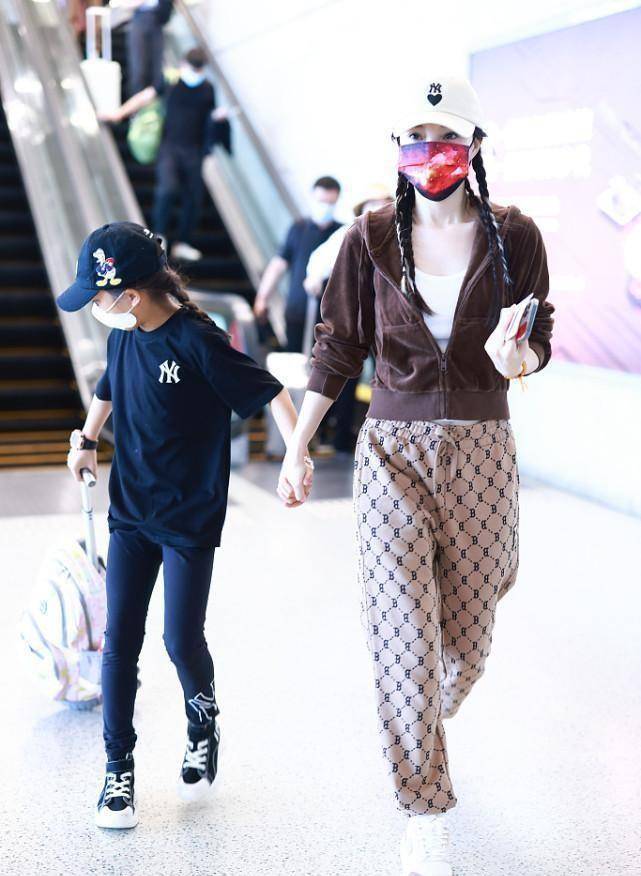 卫衣 李小璐和女儿同框，卫衣外套配印花裤，穿得清新显出少女气质