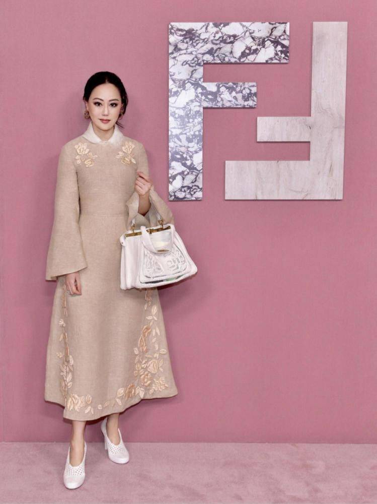 贵妇 章小蕙才是富贵花本花，穿长裙配西装打扮成贵妇范，哪里像老人！