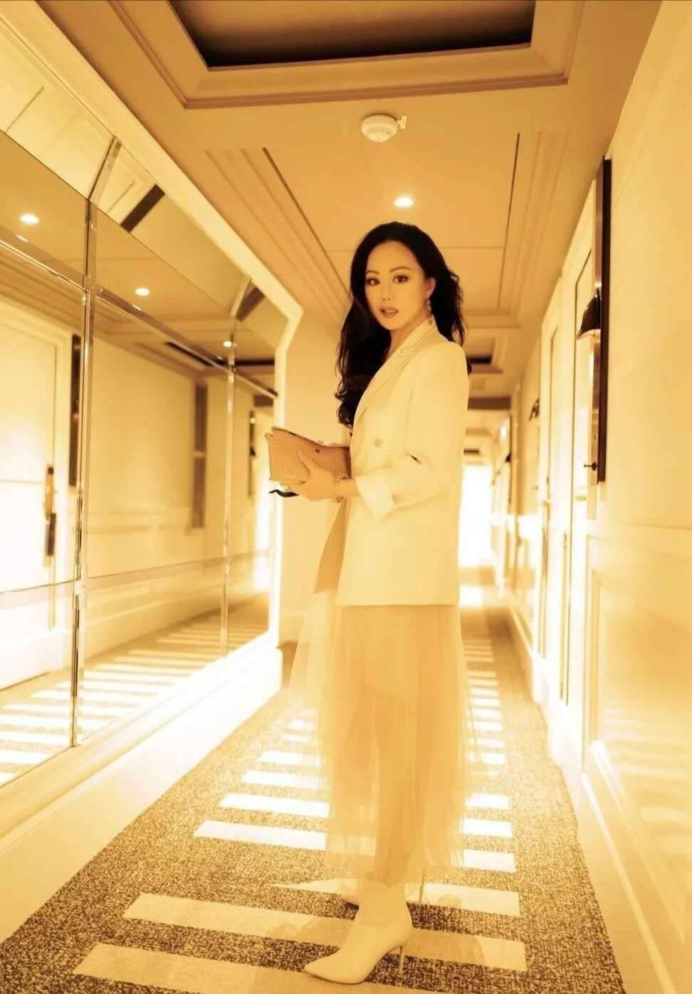 灯芯绒 58岁章小蕙好奢华!穿西装配半身裙看秀,俩鸽子蛋钻戒让人看羡慕