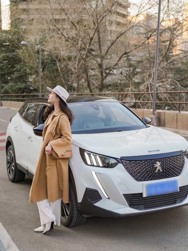 大衣 40+在秋冬该怎么穿?一件大衣搭配百褶裙高级洋气,又飒又美