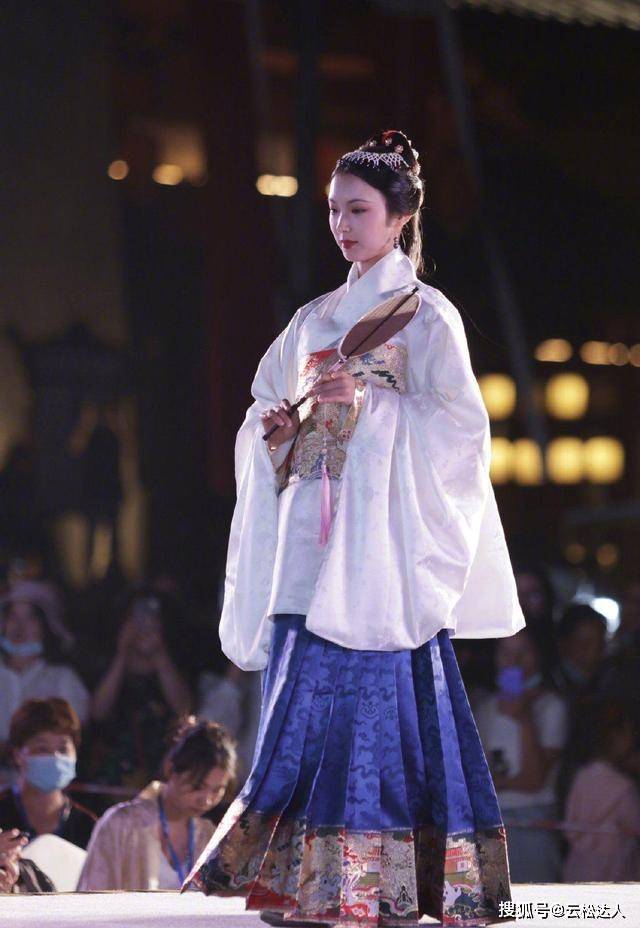 设计 “人间真实”的汉服实拍，虽然显矮+显胖，但胜在端庄、优雅